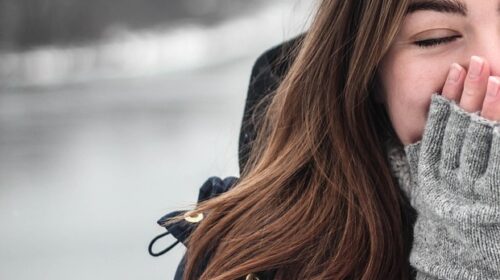 Ridere “stupidamente”: quando il riso diventa una risposta all’ansia sociale