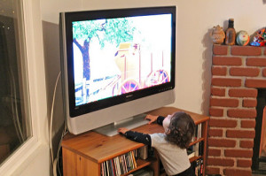 Molta tv nell'infanzia e comportamento antisociale nel lungo termine